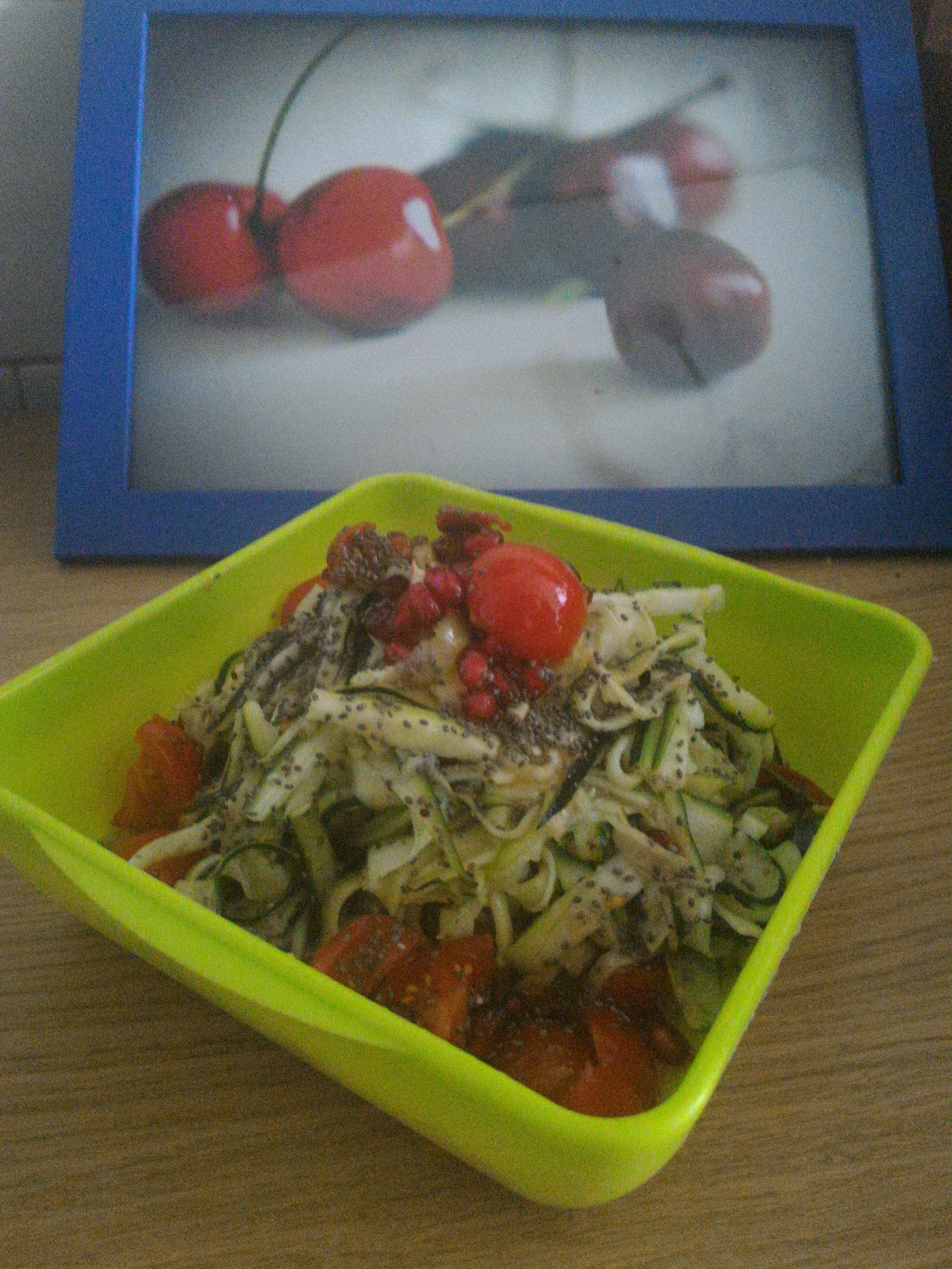Spaghetti di zucchine con pomodori e philadelpia
